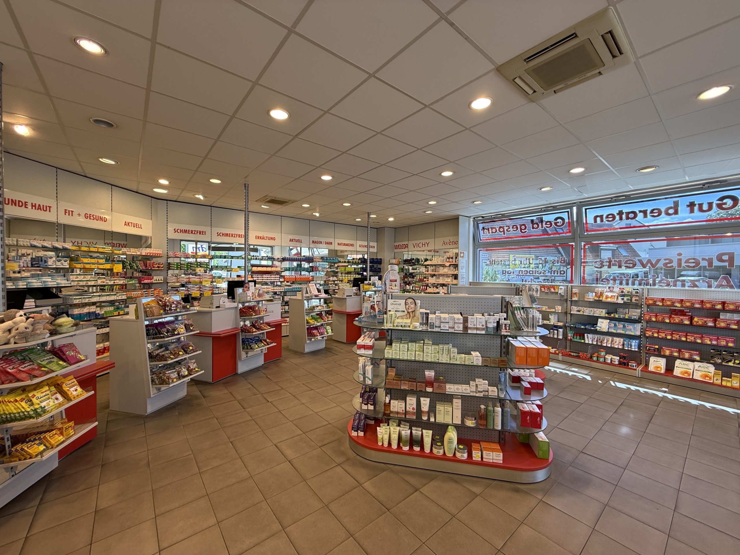 Leintal Apotheke Leingarten – Verkaufsraum mit Freiwahlregalen und Kassenbereich