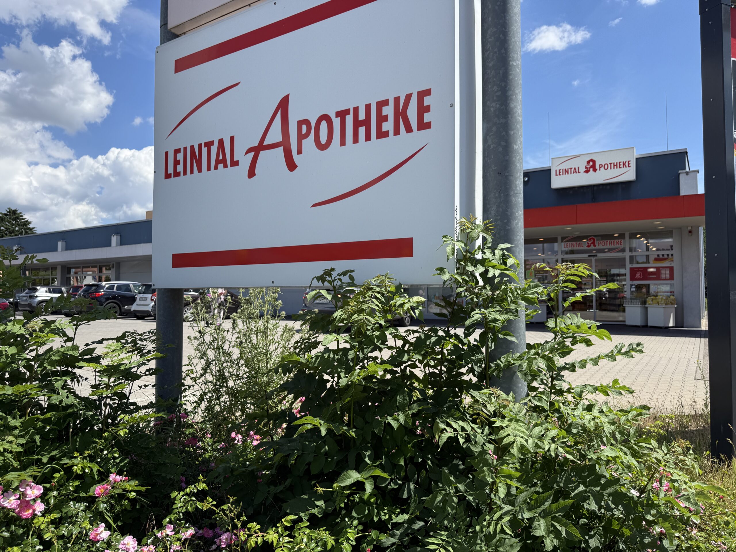 Leintal Apotheke Leingarten – Apothekenschild mit Logo am Gebäude