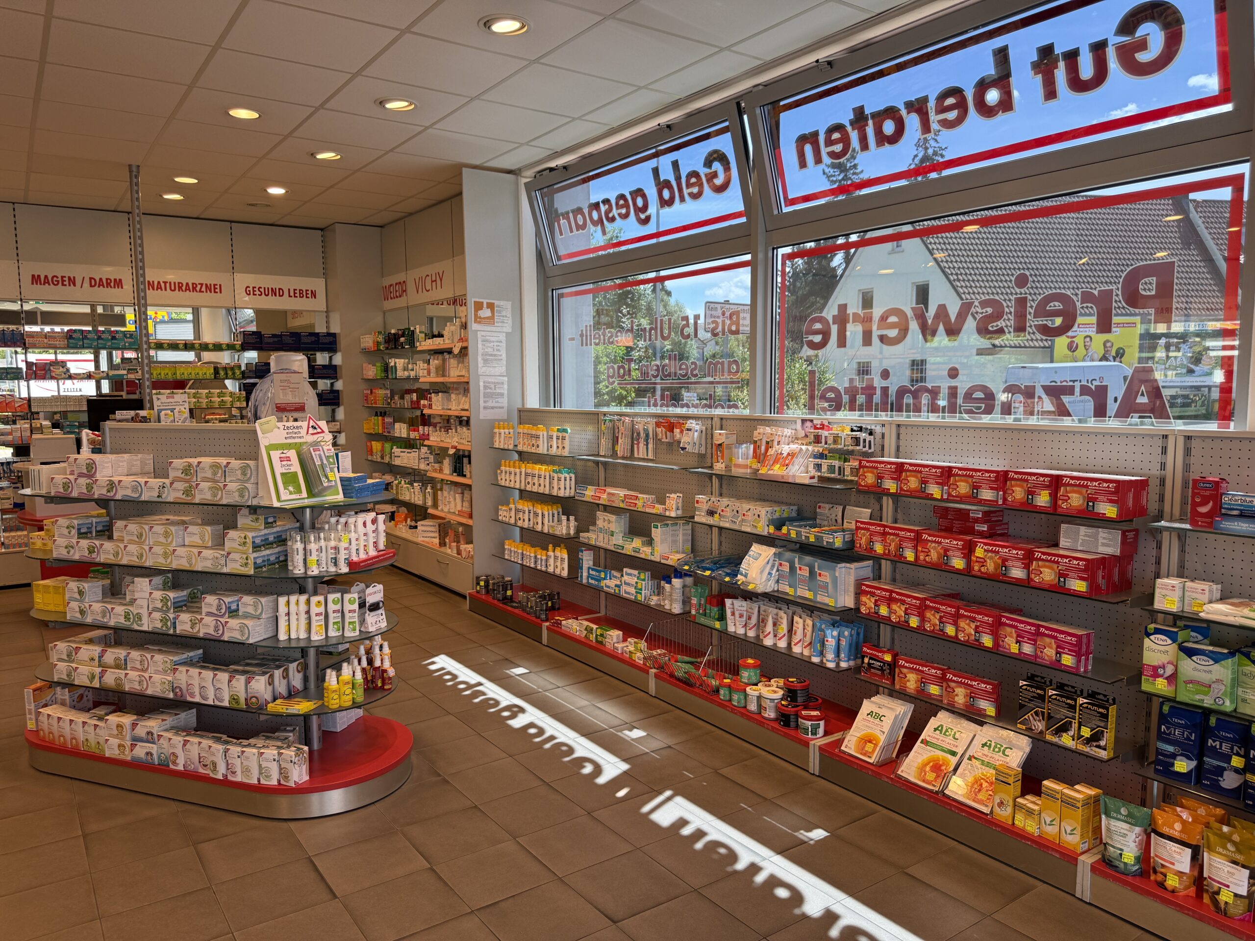 Leintal Apotheke Leingarten – Heller Apothekeninnenraum mit Arzneimittelregalen und Schaufensterfront