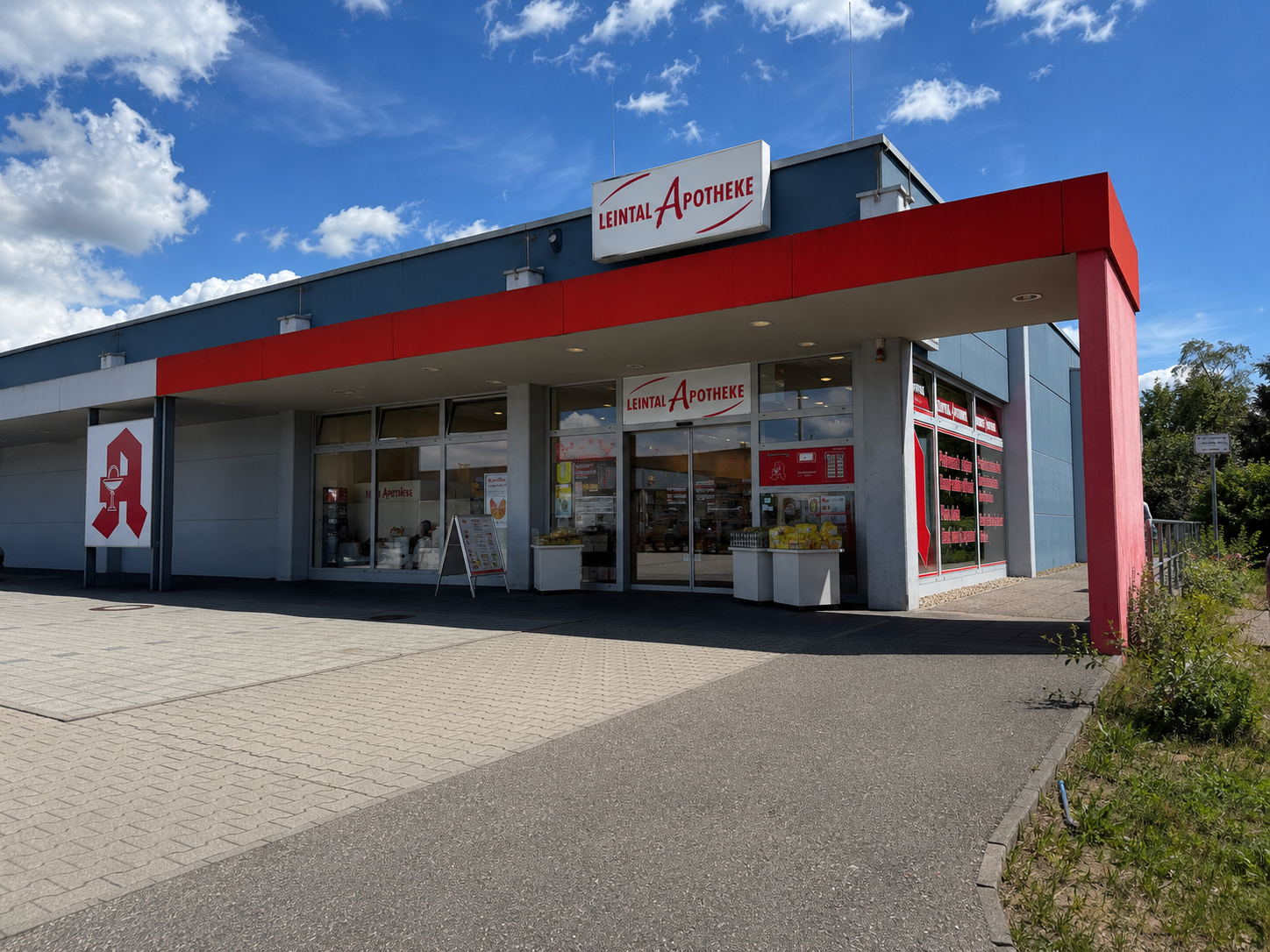 Leintal Apotheke Leingarten – Außenansicht des Apothekengebäudes mit Eingangsbereich